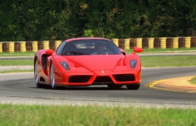 Ferrari Enzo jezdí na našich silnicích jediné.