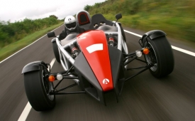 Puristický Ariel Atom je postaven jako závodní auto. Obejde se bez panelů karoserie, čelního skla, topení a dalších zbytečností, které by jen přidávaly hmotnost.