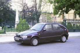 Při převodu nejrozšířenějšího českého auta Škoda Felicia se bude platit tři nebo pět tisíc korun.