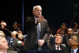Summit o fiskální zodpovědnosti. McCain kritizuje Obamův deficit.
