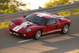 Ford GT je novodobou interpretací závodního GT40, se kterým značka dvakrát vyhrála čtyřiadvacetihodinovku Le Mans.