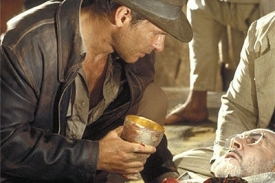 Svatý grál z Indiana Jonese je mezi draženými předměty.