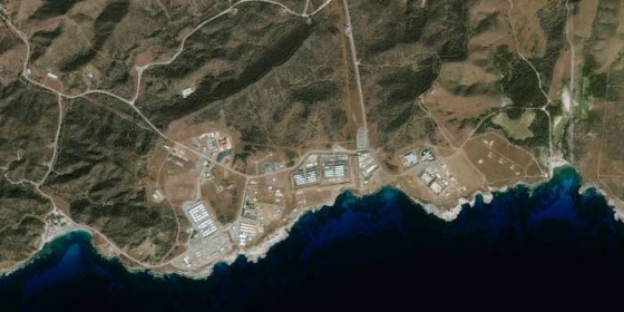 Satelitní snímek neblaze proslulé věznice v zátoce Guantánamo.