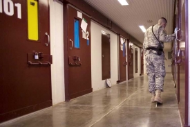 Americký voják kontroluje cely věznice na Guantánamu.