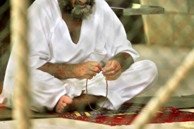 Vězeň z Guantánama při modlitbě.