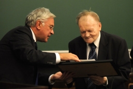 Profesor Jim Thomas uděluje Antonínu Holému čestnou profesuru.