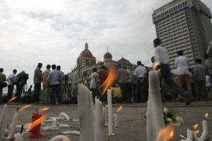 Na místech zasažených terorem zapalují lidé svíčky.