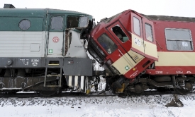Při srážce vlaku byli zraněni oba strojvůdci.