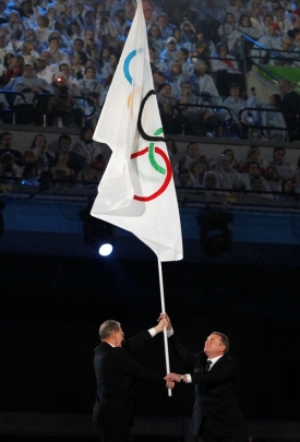 Prezident MOV Jacques Rogge předal vlajku starostovi Soči.