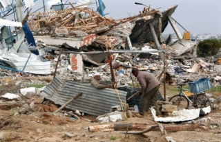 Když nejsou suroviny, stavějí Palestinci přístřeší ze všeho možného.