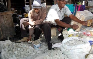 Kameny odowa, lahůdka pro místní těhotné, na trhu v Nairobi.