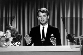 Bobby hovoří k delegátům Demokratické strany v Atlantic City 1964.