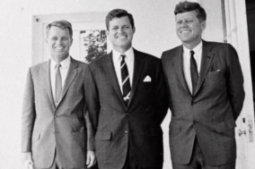 Klan Kennedyů. Zleva: Robert F., Edward M. a John F. Kennedy.