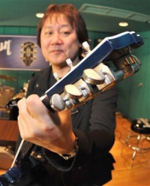 Japonský kytarista zkouší samoladící kytaru