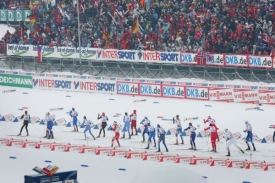 Lyžaři na trati skiatlonu, o který byl zatím divácky největší zájem.