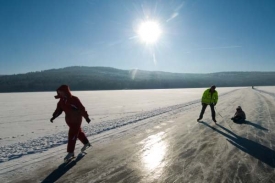 Zamrzlé Lipenské jezero přilákalo tisíce bruslařů.