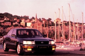 Výsledek neobvykle pečlivé přípravy, první Lexus LS 400 z roku 1989. Před jeho vývojem Toyota vyslala své lidi do Kalifornie mezi zákazníky značek, na něž měla políčeno.