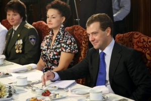 Prezident Medveděv obědvá s výběrem úspěšných Rusek.
