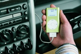 Mnoho lidí si vystačí i v autě pouze s iPodem.