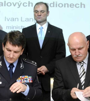 Policejní šéf Oldřich Martinů a fotbalový šéf Pavel Mokrý (vpravo).