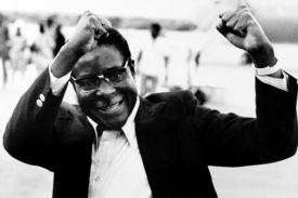 Starý krokodýl Mugabe. Na snímku triumfující v půli 70. let.