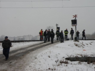 Když se blížil vlak, vešel mu prý vstříc.