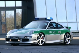 V Německu jsou zařízeni na vše. Ale na Porsche 911 čeští policisté nemají.