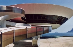 Díla Oscara Niemeyera budou od pátku k vidění ve Veletržním paláci.
