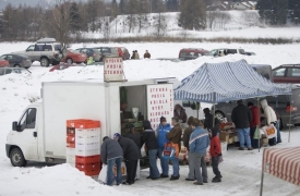 Slováci se sdružují u stánku s jídlem na polské tržnici v Nowém Trgu.