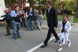 Obama se o tetě-ilegálce v kampani nezmínil. Na fotu s dcerou Sashou.