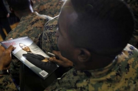 Voják z Camp Lejeune čeká na příležitost získat Obamův podpis.