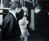 Prezident USA J. F. Kennedy (vpravo) i jeho bratr Robert (vlevo) se s Marylin Monroe ukazovali veřejně. Novináři je nechali na pokoji. 