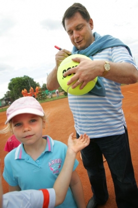 Šéf sociálních demokratů podepisoval dětem tenisové míčky. Na památku.