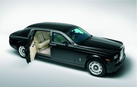 Nejmajestátnější limuzínu současnosti Rolls-Royce Phantom lze spatřit i na našich silnicích.