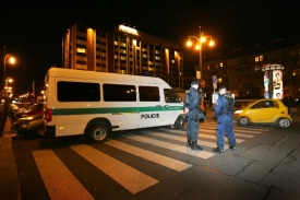 Policejní těžkooděnci hlídkovali v centru Prahy.