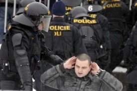 Policie zasahovala v Brně při řádění chuliganů.