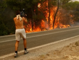 Kameraman natáčí v blízkosti požáru
