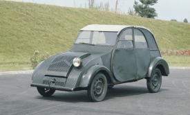 Konečné verzi předválečného prototypu se později začalo říkat „ošklivé káčátko“. O krásu však nešlo, nový Citroën měl být hlavně levný na pořízení i provoz a odolný. Kvůli snaze o co nejnižší cenu nového vozu měly prototypy jen jediný světlomet, ale po několika nočních nehodách padlo rozhodnutí na druhém světle nešetřit. Protijedoucí řidiči si zkušební vozy pletli s užšími motocykly.