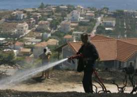 Řečtí hasiči marně zápolí s požáry na Peloponésu.