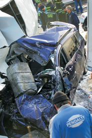 Auto Petra Pazourka se po sérii nárazů změnilo v totální vrak.