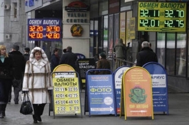 Rusko pokračuje v devalvaci rublu.