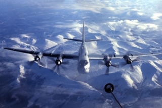 Bombardér Tu-95 tankuje.