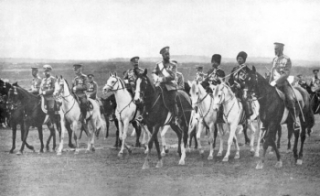 Mikuláš II. na koni s vojáky roku 1905.