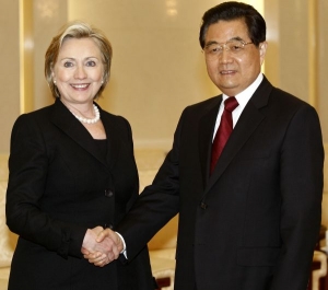 Clintonová s prezidentem Chu Ťin-tchaem. Dobré vztahy pomohou i USA.
