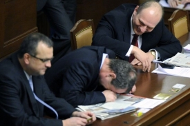 Ministři ve sněmovně: zleva Kalousek, Říman a Gandalovič