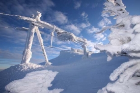 V Krkonoších napadlo přes noc třicet centimetrů sněhu.