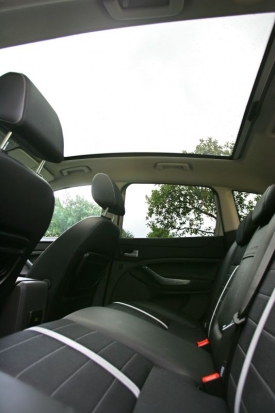 Prostorností na zadních sedadlech Ford Kuga nevyniká, dětem by se ale mohlo líbit velké panoramatické střešní okno, dodávané za příplatek 26 100 korun.