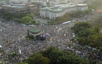 Statisíce demonstrantů v centru Tchaj-peje.