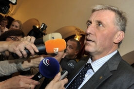 Premiér Topolánek dříve připustil, že Vlčka by mohl nahradit Paroubek.