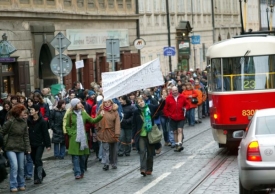 Učitelský protest v pražských ulicích v prosinci 2007.